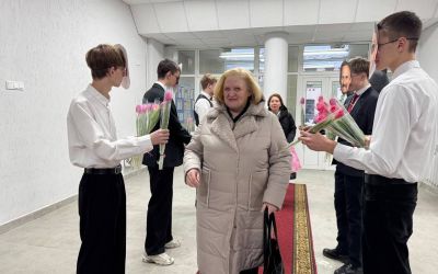 Почувствовать себя &laquo;звёздами&raquo;, пройдя по красной дорожке, и начать утро с милых поздравлений и цветов...